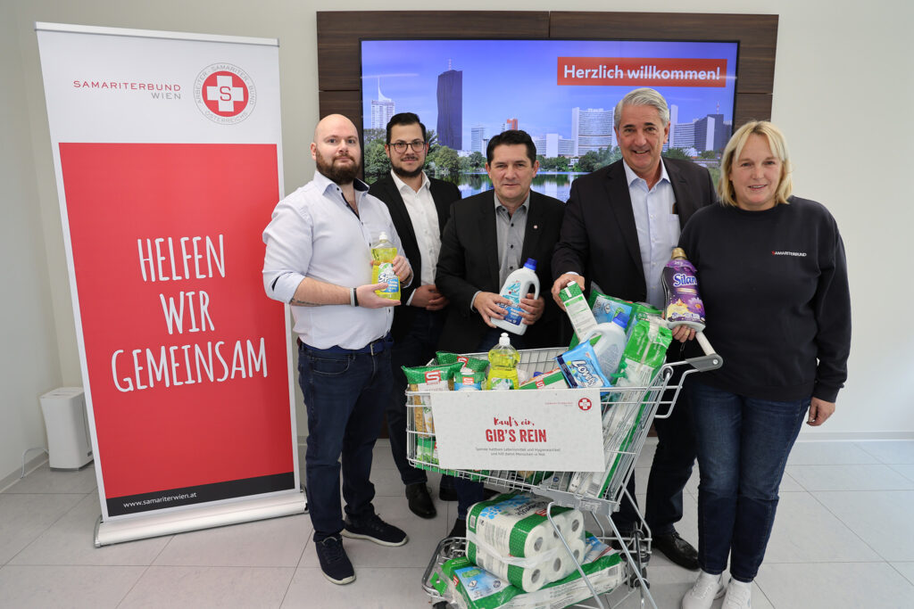 Das Samariterwagerl im Büro des Bezirksvorstehers des 22. Bezirks Ernst Nevrivy