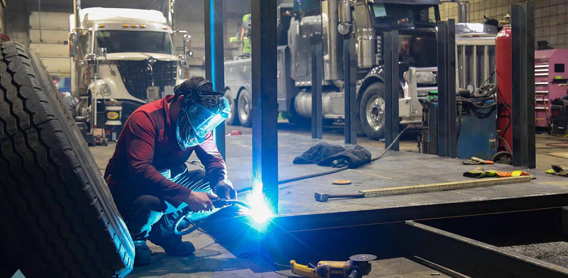 Arbeiter im Unternehmen mit erhöhter Brandgefahr