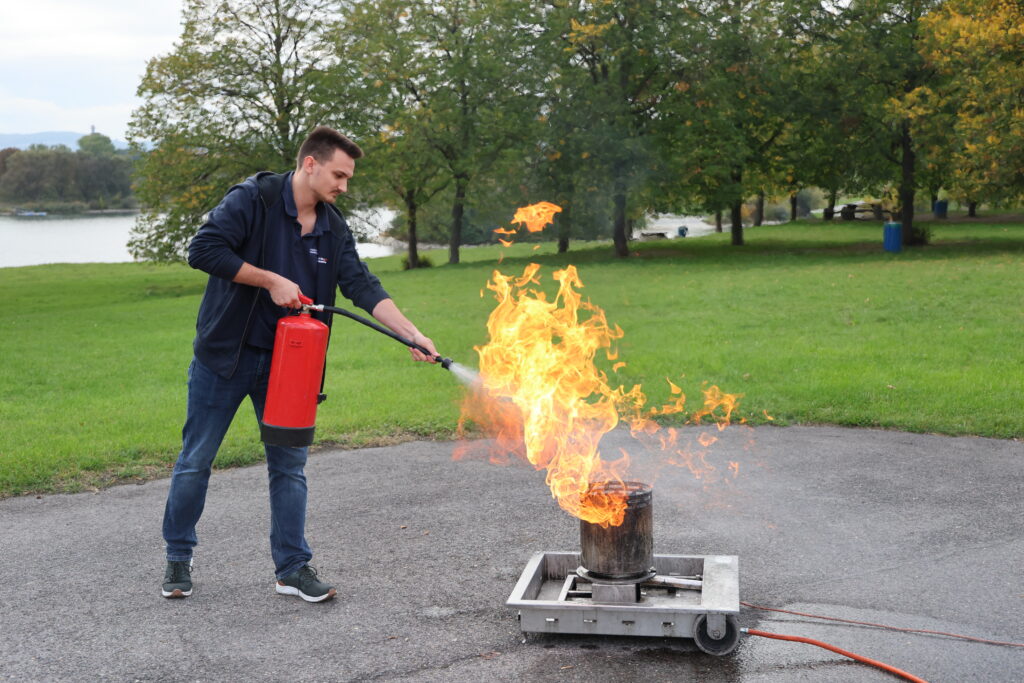 Richtig Feuer löschen lernen